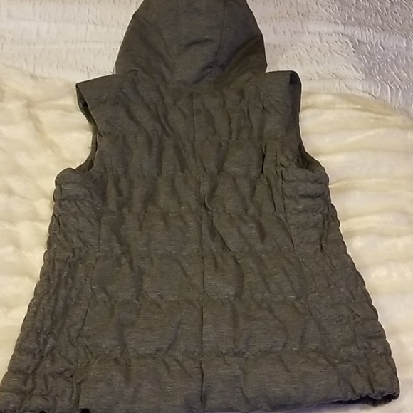 New York & Co Puffer vest - Picture 4 of 4